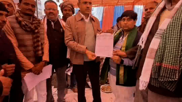 पिनाहट।बसई अरेला के स्याहीपुरा चौराहा पर सोमवार को किसान यूनियन आराजनैतिक ने किसानोकी समस्याओं के लेकर सोपा ज्ञापन