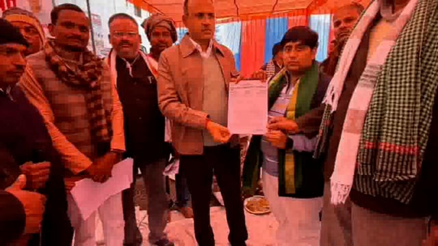 पिनाहट।बसई अरेला के स्याहीपुरा चौराहा पर सोमवार को किसान यूनियन आराजनैतिक ने किसानोकी समस्याओं के लेकर सोपा ज्ञापन