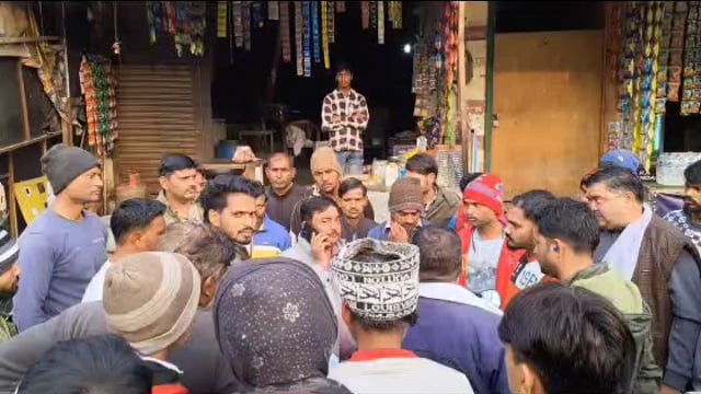 MANT- मंडी चौराहा क्षेत्र में, अतिक्रमण हटाओ अभियान चलाया गया,क्षेत्र में अव्यवस्थित रूप से लोगों के ठेलों को हटाने की,,