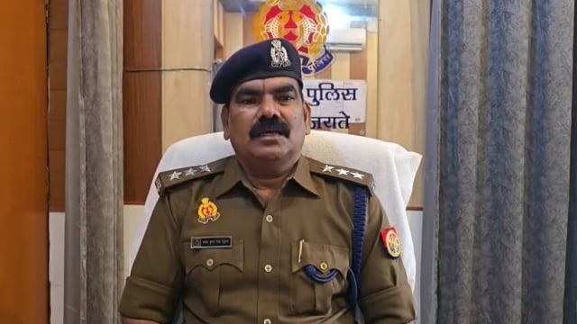 थाना कन्धई क्षेत्रान्तर्गत गोलाही नहर पुलिया के पास एक स्कूल की बस अनियंत्रित होकर नहर किनारे गड्ढे#latest_news 