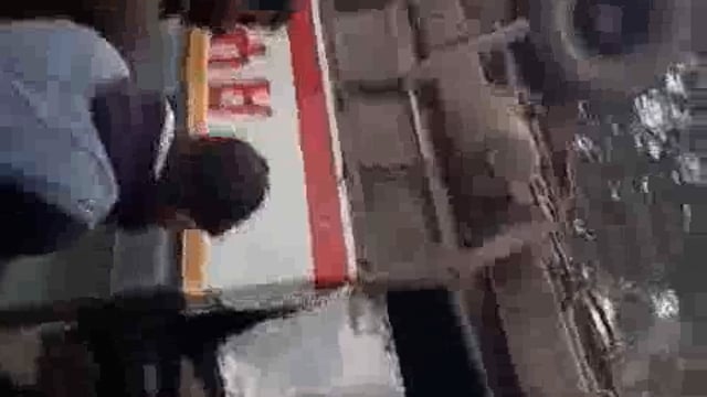 लखीमपुर से ढकरवा जा रही एक प्राइवेट बस यात्रियों से भरी हुई पलटी जिसमें दर्जनों लोग हुए घायल