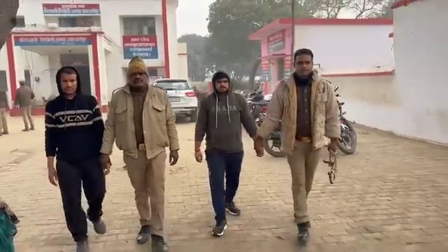 शाहजहांपुर में आत्महत्या मामले में दो दोस्त गिरफ्तार
शाहजहांपुर के थाना सिंधौली क्षेत्र में युवक की आत्महत्या के मामले में पुलिस ने बड़ी कार्रवाई करते हुए मृतक के दो दोस्तों को गिरफ्तार किया है।
मृतक अजय ने फांसी लगाने से पहले एक वीडियो रिकॉर्ड किया था, जो बाद में वायरल हुआ। वीडियो में अजय ने आरोप लगाया था कि दुकान पर लोन लेने के बाद उसके दोस्तों द्वारा उसे लगातार प्रताड़ित किया जा रहा था।