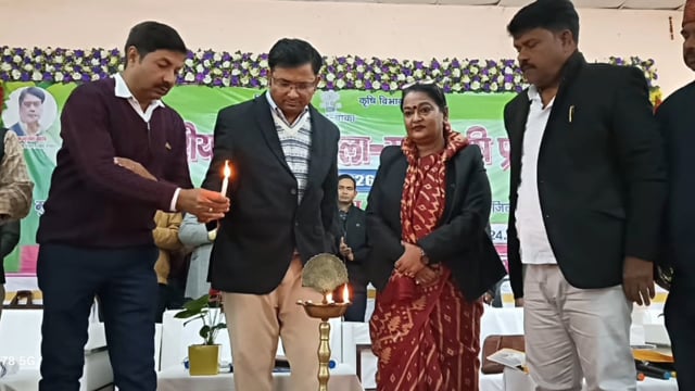 जिला पदाधिकारी ने दो दिवसीय किसान मेला का दीप प्रज्ज्वलित कर किया उद्घाटन