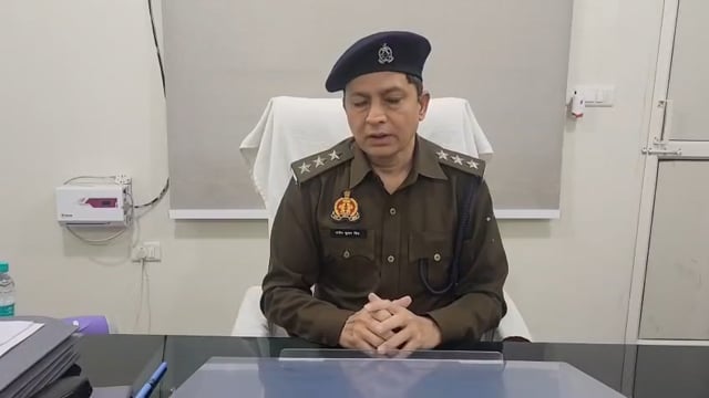 श्री राधा वल्लभ मंदिर में वीडियो बनाने के दौरान श्रद्धालु आपस मे विवाद हो गया क्षेत्र अधिकारी बताते हुए