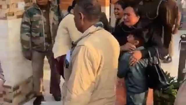 *बिजनौर ब्रेकिंग*

*हत्या के प्रयास के आरोपी को पुलिस को पुलिस से छुड़ाने का प्रयास*

-भाकियू टिकैत कार्यकर्ता किरतपुर थाना परिसर में गाड़ी के आगे लेटे

-मुल्जिम को कोर्ट लेकर जा रही गाड़ी के आगे लेटे भाकियू कार्यकर्ता

-पुलिस ने  बमुश्किल भाकियू कार्यकर्ताओ को हटाया

 इस संबंध में किरतपुर थाना प्रभारी से बात की गई तो फोन रिसीव नहीं हो पाया

-थाना किरतपुर का मामला