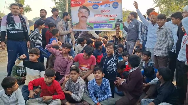 शहीद को पैतृक गांव में जगह न मिलने पर अछनेरा रोड किया जाम प्रशाशन को हाय हाय के लगाए नारे