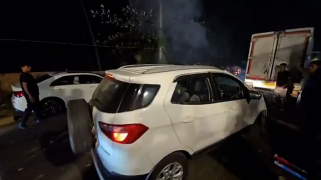 ➡️........गुजरात: सूरत में उद्योपति दीपक इजारदार ने अपने बेटे के बर्थडे पर ट्रैफिक रोककर पटाखे फोड़े। विवाद बढ़ने पर कहा कि मैं सेलिब्रिटी हूं। पांच मिनट रोका तो क्या बड़ा गुनाह किया?