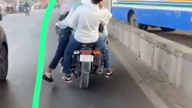 ➡️......बाइक पर 5 लोग. कुछ हो जाए तो कौन जिम्मेदार?*

*हापुड़ पुलिस का धन्यवाद, वीडियो वायरल होने पर 31 हजार का चालान काटा है*