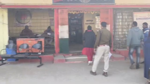 ➡️.....नागौद  2 साल पुराने मामले में पिता की गिरफ्तारी के बाद बेटी ने थाने में मचाया तांडव,पिता को थाने से ले जाने का प्रयास,पुलिस से हुई तीखी नोक झोंक साथ ही पुलिस को खरीदने की भी करी बात*