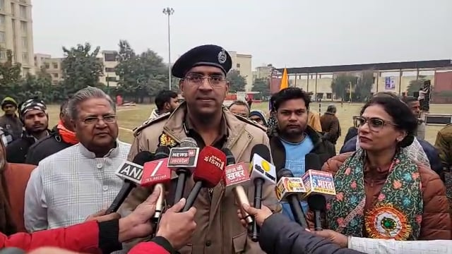 जिला स्पोर्ट्स स्टेडियम में सांसद खेल महोत्सव का तीसरा दिन डीआईजी संजीव त्यागी मुख्य अतिथि सांसद जगदंबिका पाल ने बढ़ाया