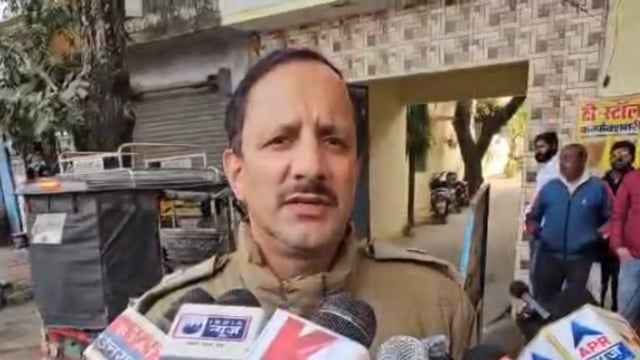 रुड़की!पेशी पर जा रहे बदमाश पर अज्ञात हमलावरों ने की ताबड़तोड़ फायरिंग! दो गोली लगी!