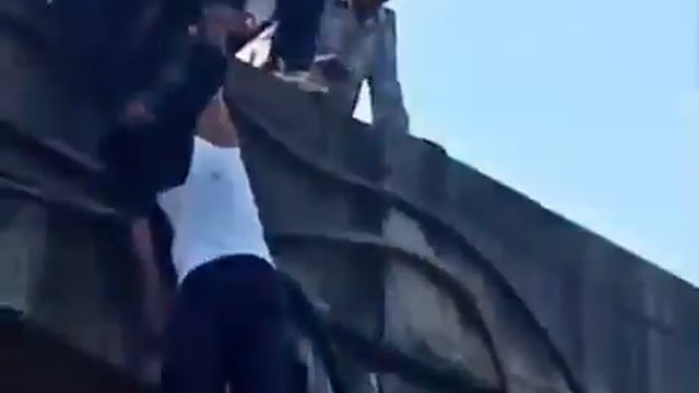 ➡️......हैरान कर देने वाला हादसा...खंबे में शर्ट फंसने से युवक की बची जान*
     बड़ोदरा (गुजरात)। 20 वर्षीय युवक बाइक से ब्रिज से गुजर रहा था, तभी एक अज्ञात वाहन ने उसे तेज टक्कर मार दी।टक्कर इतनी जबरदस्त थी कि युवक उछलकर ब्रिज की दीवार से टकराया और नीचे गिरने ही वाला था। इसी दौरान उसकी शर्ट ब्रिज पर लगे खंभे में फंस गई, जिससे वह हवा में लटक गया। गनीमत रही कि मौके पर मौजूद लोगों ने तुरंत मदद की और सूझबूझ से युवक की जान बचा ली।