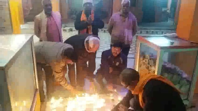 मां कालिकाधाममेंभारतरत्न पूर्वप्रधानमंत्री अटलबिहारीवाजपेई जन्मदिनकीपूर्वसंध्या पर भाजपाब्लाकअध्यक्षराजेशशुक्लाजलाएदीप  