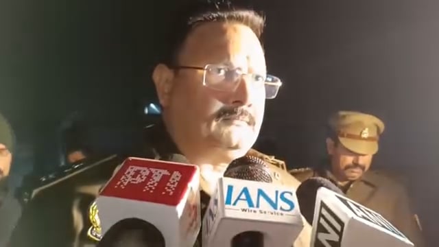 एसपी ने की हादसे की पुष्टि

शाहजहांपुर। रेल हादसे को लेकर जारी वीडियो में एसपी राजेश द्विवेदी ने बताया कि ट्रेन की चपेट में आने से पांच लोगों की मौत हुई है। मामले में जीआरपी द्वारा आवश्यक कार्रवाई कराई जा रही है। पुलिस प्रशासन स्थिति पर नजर बनाए हुए है।