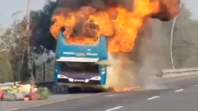 फिरोजाबाद,आगरा–लखनऊ एक्सप्रेसवे पर थाना सिरसागंज क्षेत्र के कटफोरी के पास चलती बस में अचानक आग लग गई ,जिससे हाईवे पर अफरा-तफरी मच गई। बस में सवार 56 यात्रियों ने कूदकर अपनी जान बचाई, हालांकि यात्रियों का सामान जलकर खाक हो गया। बताया जा रहा है कि सभी यात्री अजमेर शरीफ से नेपाल जा रहे नेपाली नागरिक थे।