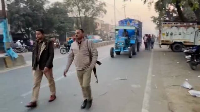 विश्व की दूजी 1008 किलोमीटर लंबी यात्रा का हुआ स्वागत  
शाहपुर। इस यात्रा का शुभारम्भ बीती 21 दिसम्बर से जनपद बागपत के गांव लुहारी से हुआ था। जिसका समापन आगामी क 01 फरवरी को बनारस में किया जाएगा। आज रात यह पद यात्रा बुढ़ाना तहसील क्षेत्र के गांव काकड़ा में विश्राम करेंगी। दलित समाज के नेता मास्टर चतुर्वेदी जी ने अपने आधा दर्जन साथियों के साथ उक्त पदयात्रा का स्वागत करने के बाद प्रसाद ग्रहण किया और महाराज जी का आशीर्वाद लिया। श्रदालुओंने यहां हर घर नारा लगायेगें बेगमपुरा बसायेगें। बेगमपुरा की यही पहचान मानव मानव एक समान।