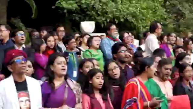 ➡️.......ढाका में सांस्कृतिक प्रतिरोध का बड़ा प्रदर्शन 🎶
बांग्लादेश की राजधानी ढाका स्थित राष्ट्रीय कला केंद्र छायानट पर हुए हमले के खिलाफ़ हज़ारों छात्रों और पूर्व छात्रों ने सांस्कृतिक प्रतिरोध दर्ज कराया।
कट्टरपंथी हमले के विरोध में लोगों ने रवींद्रनाथ टैगोर का प्रसिद्ध गीत “Jodi Tor Daak Sune Kau Na Ashe” सामूहिक रूप से गाया।
छायानट को ढाका में पश्चिम बंगाल के शांतिनिकेतन के समकक्ष माना जाता है। उल्लेखनीय है कि 1960 के दशक में भी पाकिस्तानी शासन ने इसे “अत्यधिक धर्मनिरपेक्ष” बताकर निशाना बनाने की कोशिश की थी, लेकिन छायानट तब भी अडिग रहा और आज भी सांस्कृतिक पहचान का प्रतीक बना हुआ है।
