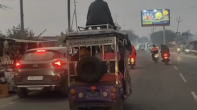 मथुरा में ई-रिक्शा पर एक लड़का स्टंट करता हुआ दिखाई दिया ट्रैफिक नियमों की उड़ाई जा रही है धजिया मथुरा में