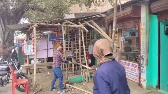 अतिक्रमण पर चला प्रशासन का डंडा: बुलडोजर की चेतावनी से मचा हड़कंप