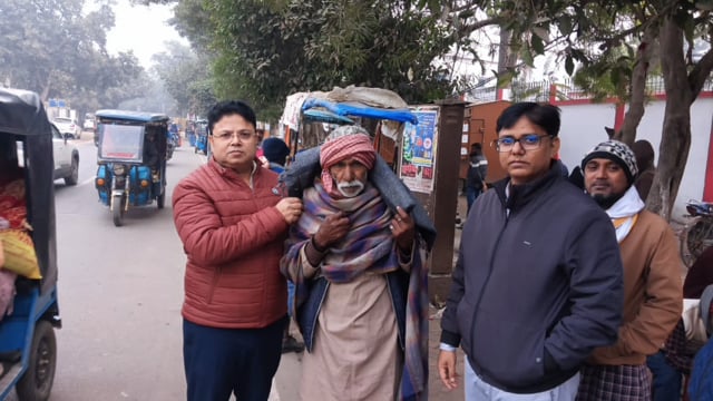 जिला पदाधिकारी के निर्देश पर सामाजिक सुरक्षा योजना अंतर्गत जरूरतमंद लोगों के बीच कंबल वितरित