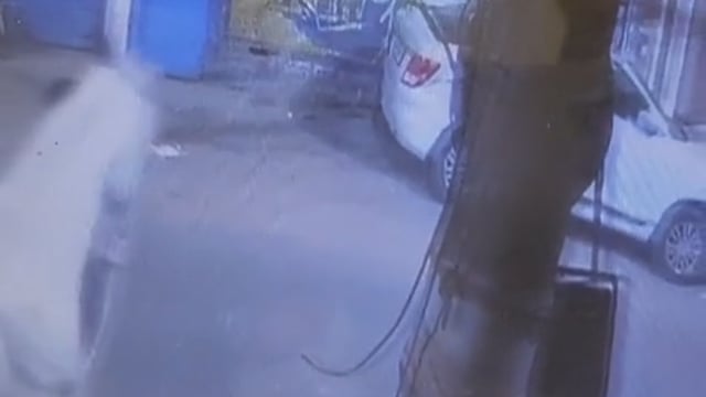 लखनऊ
घोड़ा ढूंढने वाले को मिलेगा 50 हज़ार का इनाम
पूर्व मुतावल्ली सैयद फैजी ने किया एलान
कर्बला तालकटोरा से हुआ है कीमती घोड़ा चोरी
सीसीटीवी में चोरी की वारदात हुई क़ैद
घोड़ा चोरी का तालकटोरा थाने में मुकदमा दर्ज
धार्मिक आस्थाओ से जुड़ा ज़ुल्जना घोड़ा