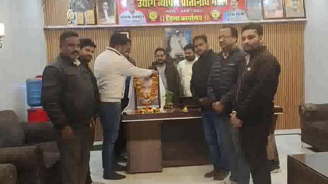 व्यापारमंडलकार्यालयपर जिलाध्यक्ष महेशसोनी मंत्री शुशीलजायसवाल अखिलेश सोनी सहितसैकड़ों लोगों ने मनायाअटलजीकाजन्मदिन