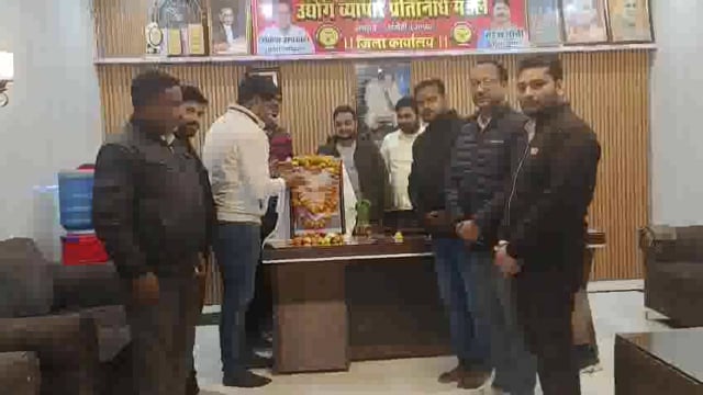 व्यापारमंडलकार्यालयपर जिलाध्यक्ष महेशसोनी मंत्री शुशीलजायसवाल अखिलेश सोनी सहितसैकड़ों लोगों ने मनायाअटलजीकाजन्मदिन
