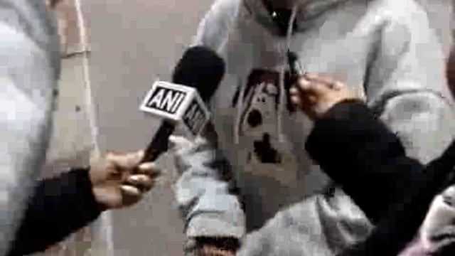 हरिद्वार।पुलिस की गाड़ी पर हमले में घायल कुख्यात अपराधी विनय त्यागी की लड़की की सोशल मीडिया पर वीडियो में वायरल पुलिस प्रशासन पर लगा रही है आरोप।।