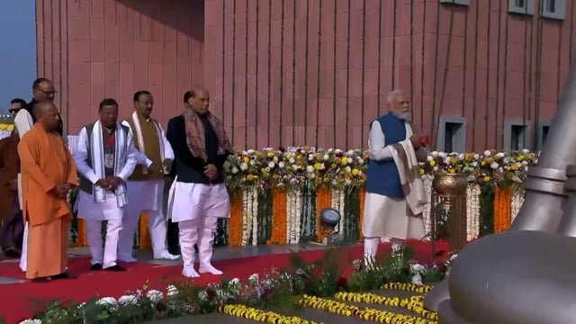 ➡️......पीएम मोदी ने आज पूर्व प्रधानमंत्री भारत रत्न अटल बिहारी वाजपेयी की जयंती के अवसर पर लखनऊ में ‘राष्ट्र प्रेरणा स्थल’ का किया उद्घाटन।*
राष्ट्र प्रेरणा स्थल में डॉ० श्यामा प्रसाद मुखर्जी, पंडित दीनदयाल उपाध्याय और पूर्व प्रधानमंत्री अटल बिहारी वाजपेयी जी की 65 फीट ऊंची कांस्य प्रतिमाएं स्थापित की गई हैं!