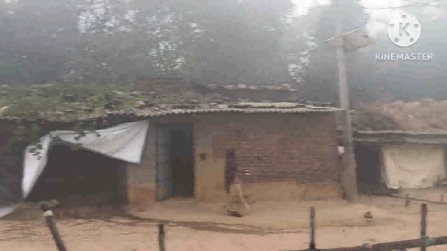 सुबह शाम घने कोहरे से आम जन-जीवन अस्त-व्यस्त, आग का लोग ले रहे सहारा 