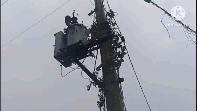 असमाजिक तत्वों ने रात में ट्रांसफार्मर की चोरी कर हुए फरार, दो दिनों से अंधेरे में जीने को विवस ग्रामीण