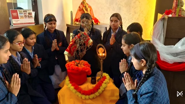 मवाना तहसील बहसूमा क्षेत्र के 
डी. मॉन्ट फोर्ट एकेडमी में तुलसी पूजा का आयोजन श्रद्धा और अनुशासन के साथ संपन्न हुआ। इस धार्मिक कार्यक्रम में कक्षा 9 से 12 तक के विद्यार्थियों ने बढ़-चढ़कर भाग लिया। विद्यार्थियों ने तुलसी जी को तिलक लगाकर, दीप प्रज्वलित कर  परिक्रमा कर के श्रद्धा के साथ पूजा अर्चना की।