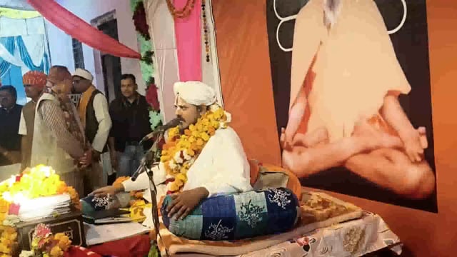 मेहदवा परशुराम दास महाराज आश्रम पर श्रीमद् भागवत कथा का आयोजन किया जा रहा है जिसमे भगवान की लीलाओ का वर्णन किया भक्तगण