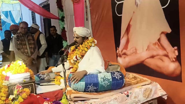 मेहदवा परशुराम दास महाराज आश्रम पर श्रीमद् भागवत कथा का आयोजन किया जा रहा है जिसमे भगवान की लीलाओ का वर्णन किया भक्तगण