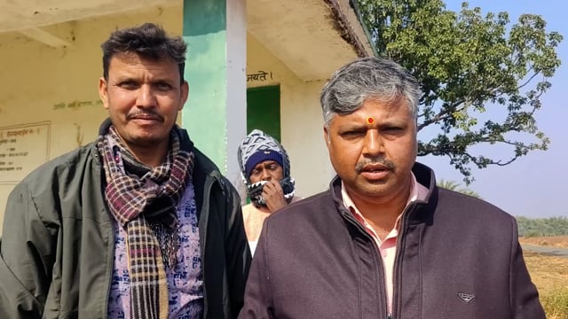 गांडेय प्रखंड के धर्मपुर में गांडेय पुलिस के नेतृत्व में समाजसेवी श्याम पाठक एवं गौतम पाठक ने बांटे कंबल 