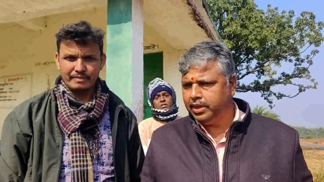 गांडेय प्रखंड के धर्मपुर में गांडेय पुलिस के नेतृत्व में समाजसेवी श्याम पाठक एवं गौतम पाठक ने बांटे कंबल 