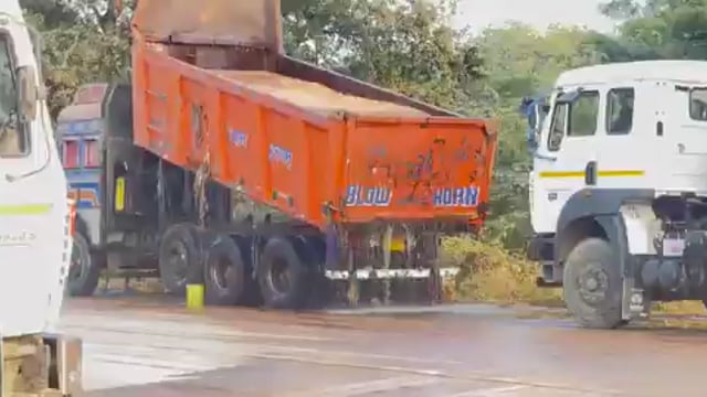 ➡️......हमीरपुर - मौरंग धुलाई के नाम पर पानी की बर्बादी
लाखों लीटर पानी की रोजाना हो रही बर्बादी
करोड़ों रुपए से बनीं सड़कें पानी से खस्ताहाल
स्टेट हाईवे पर अवैध मौरंग धुलाई सेंटर खुले
प्रति ट्रक 500 रुपए की वसूली की जाती है
विवार और लालपुरा इलाके में अवैध कारोबार.