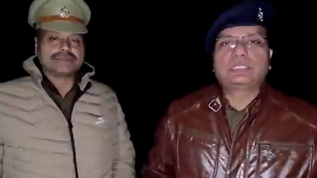 ➡️.....मथुरा
25 हजार के इनामी से पुलिस की मुठभेड़
एसओजी टीम व गोवर्धन पुलिस की मुठभेड़
मुठभेड़ में साइबर ठग के पैर में लगी गोली
बाइक, 1 तमंचा, भारी मात्रा में कारतूस बरामद
थाना गोवर्धन क्षेत्र की घटना.