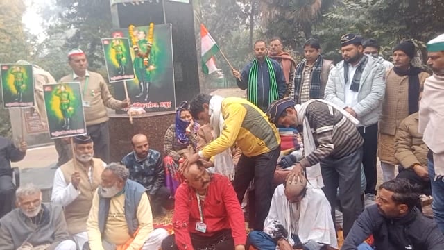 हापुड़: सैनिक संस्था का प्रदर्शन हापुड़ मे नगरपालिका परिसर मे बांग्लादेश के विरुद्ध।