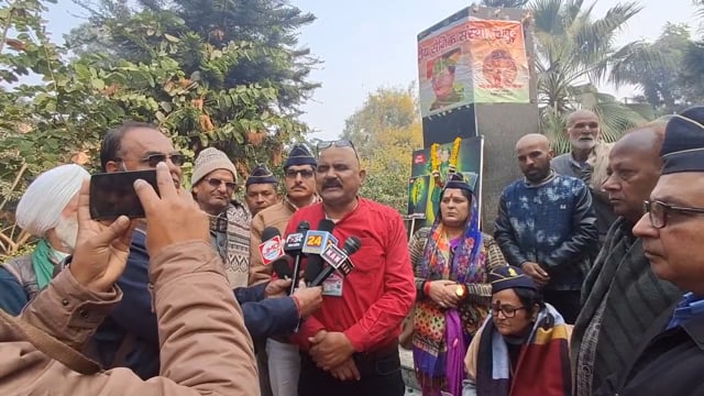 बांग्लादेश में हिंदुओं के प्रति हो रहे नरसंहार के विरोध में राष्ट्रीय सैनिक संस्था के सदस्यों ने सरमुंडवाकर प्रदर्शनकिया