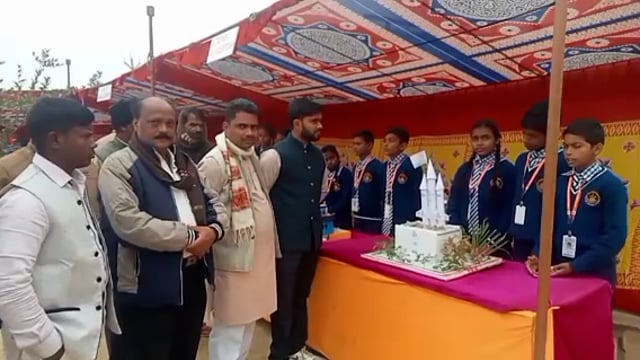 छोटकी सेरिया ग्राम सभा स्थित शहीद प्रवीण सिंह शिक्षण संस्थान के बच्चों द्वारा विज्ञान प्रदर्शनी का किया गया आयोजन