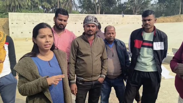 निर्माणाधीन चेक डैम निर्माण कार्य का लघु जल संसाधन विभाग के एसडीओ ने किया जांच।