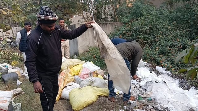 सिरदला थाना परिसर में विभिन्न कांडों में जब्त कुल 1927 लीटर महुआ शराब को किया गया विनिष्ट