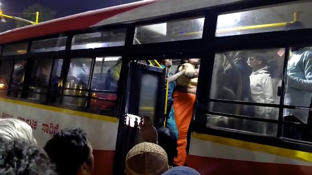 उदगीर ते भालकी एसटी बस मध्ये प्रवाशी महिलेचा धिंगाणा,प्रवाशाला मारहाण