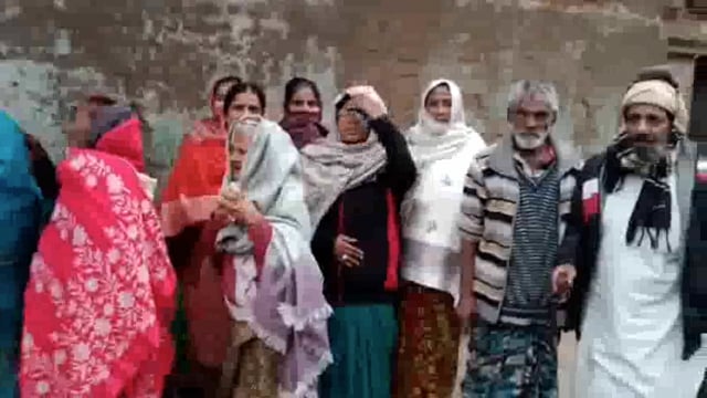 गरीबों के बीच बढ़ते ठंड को देखते हुए कंबल का वितरण करते पटना के समाजसेवी।