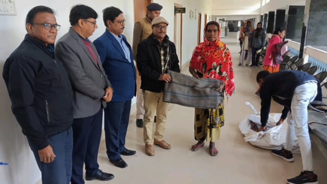 शीतलहर को देखते हुए भूमिहीन, निर्धन, भिक्षुक सहित असहाय लोगों के बीच कंबल वितरित