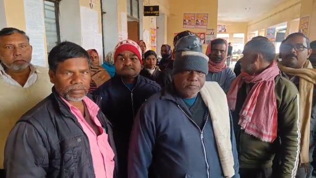 पंचायत चुनाव की सूची में मनमानी का बीएलओ पर आरोप,प्रधान के सह पर बड़ी संख्या में वोट काटने से ग्रामीणों ने किया प्रदर्शन