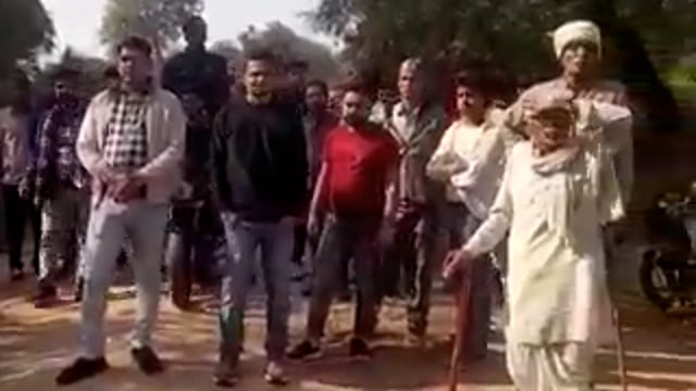 ➡️.......आगरा : सड़क के लिए ग्रामीणों का प्रदर्शन

30 साल से ग्रामीण सड़क के लिए परेशान
तहसील पर कर चुके हैं धरना-प्रदर्शन
चित्रहाट में रामकुआं की सड़क बदहाल