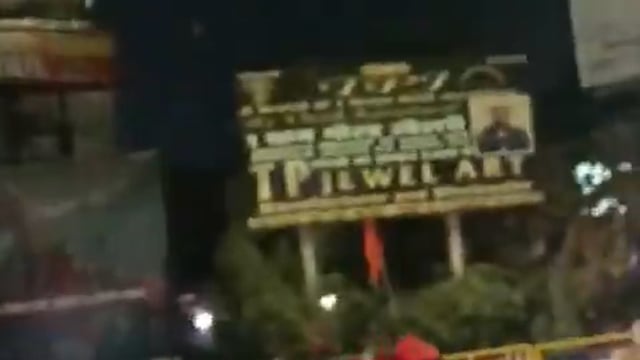 मेरठ — बेगमब्रिज इलाके में एवीबीपी से जुड़े कार्यकर्ताओं द्वारा कारों के काफिले में हुड़दंग का मामला सामने आया है। आरोप है कि कार्यकर्ता कारों से लटककर हूटर बजाते हुए बीच बाजार से गुजरे, जिससे राहगीरों की जान जोखिम में पड़ गई। घटना का वीडियो सामने आने के बाद पुलिस ने केस दर्ज कर लिया है। मामले में संबंधित थानेदार को लाइन हाजिर कर दिया गया है।