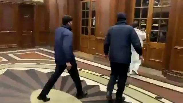 पंजाब असेंबली में झड़प!!

✳️....पाकिस्तान में पंजाब असेंबली के भीतर बड़ा विवाद सामने आया है..!* 
१. आरोप है कि पेशावर के मुख्यमंत्री के प्रतिनिधि सुहैल अफरीदी को सुरक्षा कर्मियों ने धक्का देकर, मारपीट कर और अपमानित करते हुए सदन से बाहर निकाला।
२. घटना के दौरान असेंबली सुरक्षा कर्मियों, PTI कार्यकर्ताओं और खैबर पख्तूनख्वा के एक वरिष्ठ मंत्री के बीच झड़प हुई।
*मामले ने पाकिस्तान में सैन्य दखल और राजनीतिक तनाव को लेकर नई बहस छेड़ दी है।*